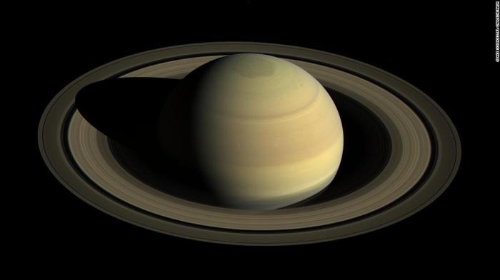 Saturno brillará intensamente en el cielo la próxima semana. Aquí te explicamos cómo verlo