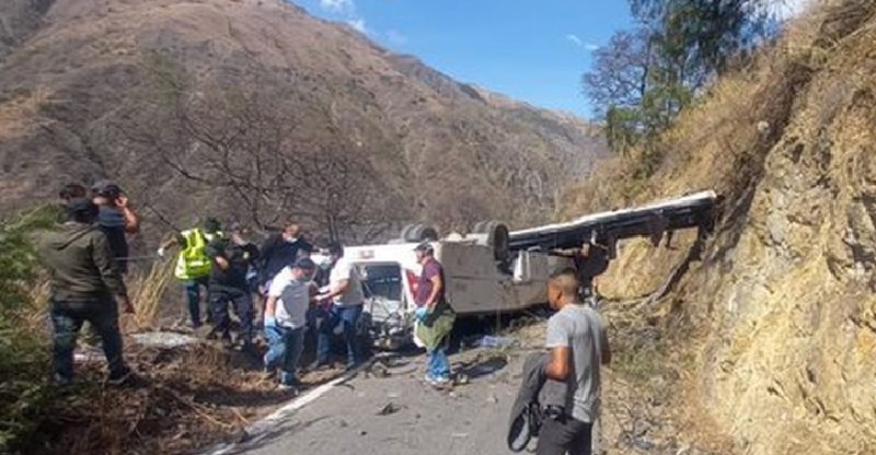 Perú: al menos 17 muertos tras volcar un colectivo que trasladaba a mineros