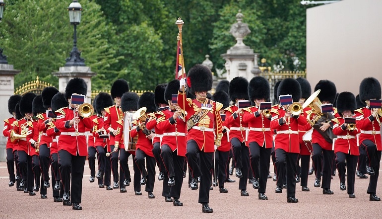 Video: regresó el cambio de guardia al Palacio de Buckingham tras 18 meses