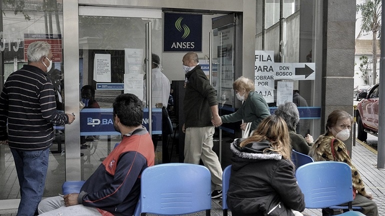Fernández anunció un bono de $8.000 para los jubilados que cobran la mínima