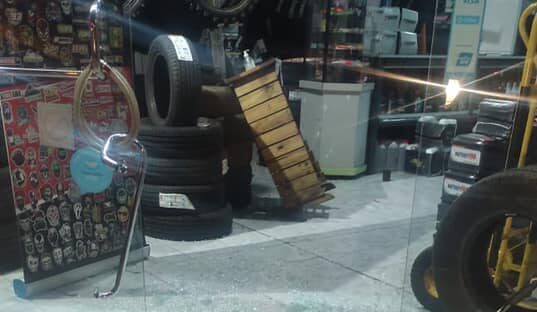 Impactante robo a un negocio de venta de neumáticos