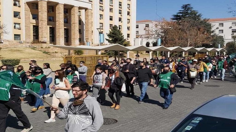 Más gremios presionan al gobierno para reabrir las paritarias y mantener los bonos