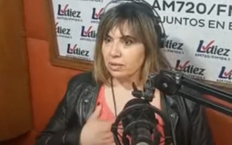 Video: le robaron el celular mientras era entrevistada en vivo