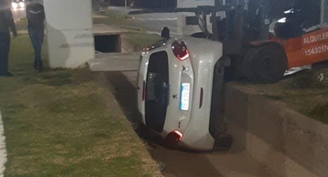 Ebrio al volante cayó con su vehículo al canal de Avenida Libertador Norte