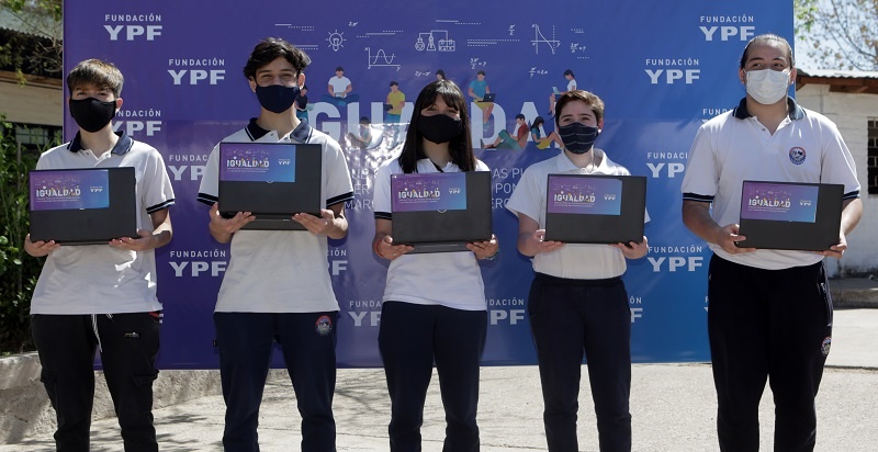 La Fundación YPF donó 510 computadoras a estudiantes de escuelas técnicas