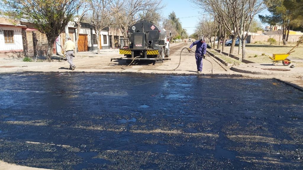 Se ejecutó la obra de imprimación en calles del Barrio El Jagüel