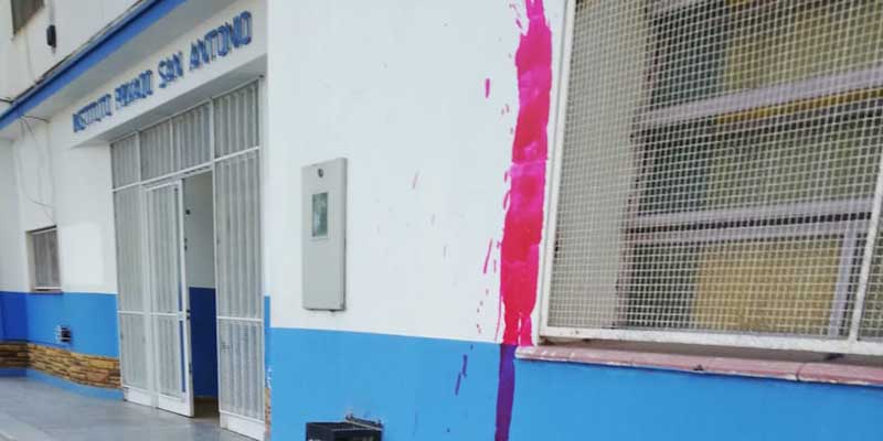 Vandalizaron las puertas del Instituto San Antonio