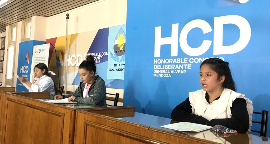 Alumnos proponen poner el logo de la 7722 en las camperas de egresados