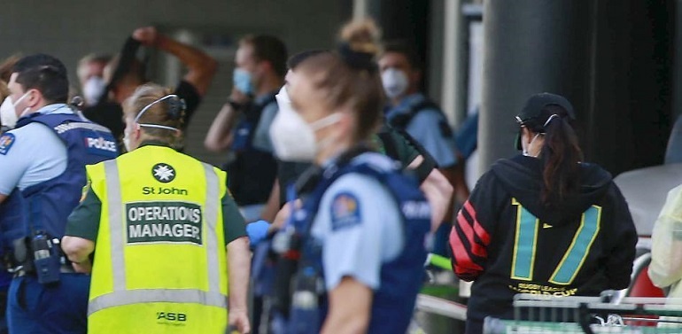 Atentado en Nueva Zelanda: un hombre apuñaló a seis personas en un supermercado y fue abatido por la policía