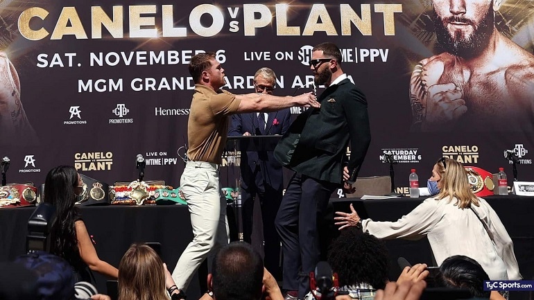 Canelo Álvarez y Caleb Plant se agarraron arriba del escenario: la frase del mexicano que anticipó el incidente