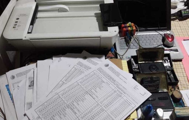 Cayó una banda que vendía títulos secundarios truchos a aspirantes a la Policía