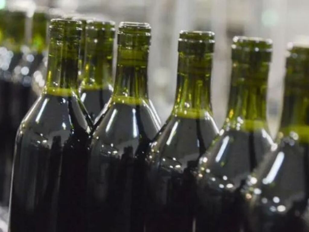 Crisis del vidrio: Mendoza acordó con una cristalera la compra de un millón y medio de botellas