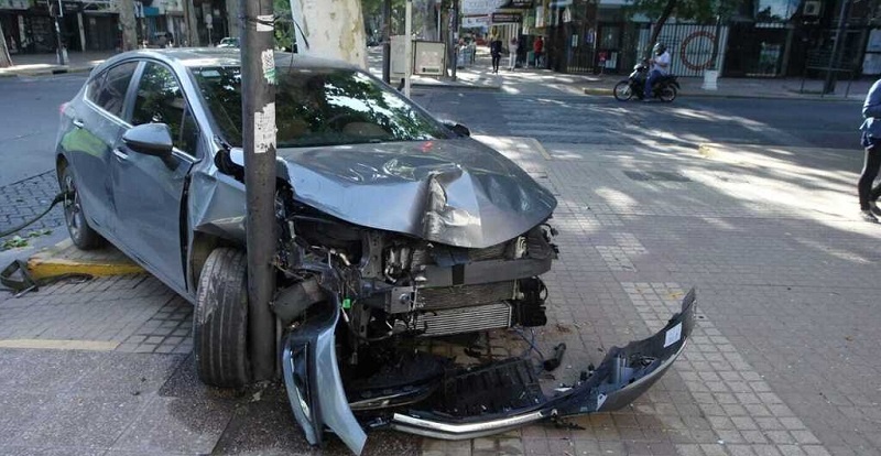 Un playero sacó el auto de un turista y lo destruyó en pleno centro