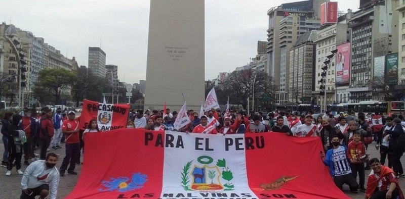 La historia detrás de una conmovedora bandera en la previa de Argentina – Perú