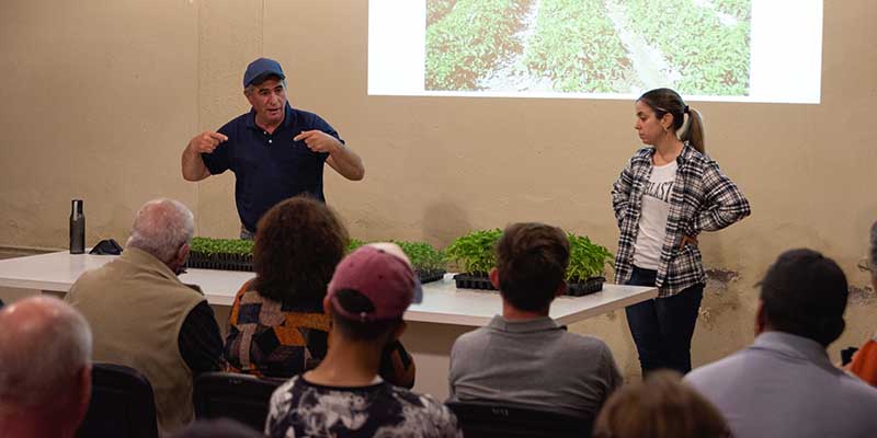 Se realizó una capacitación de cultivo de Tomate