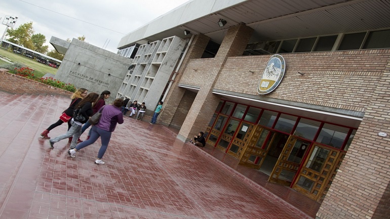 El gobierno eliminó el distanciamiento en universidades: ¿qué hará la UNCuyo?