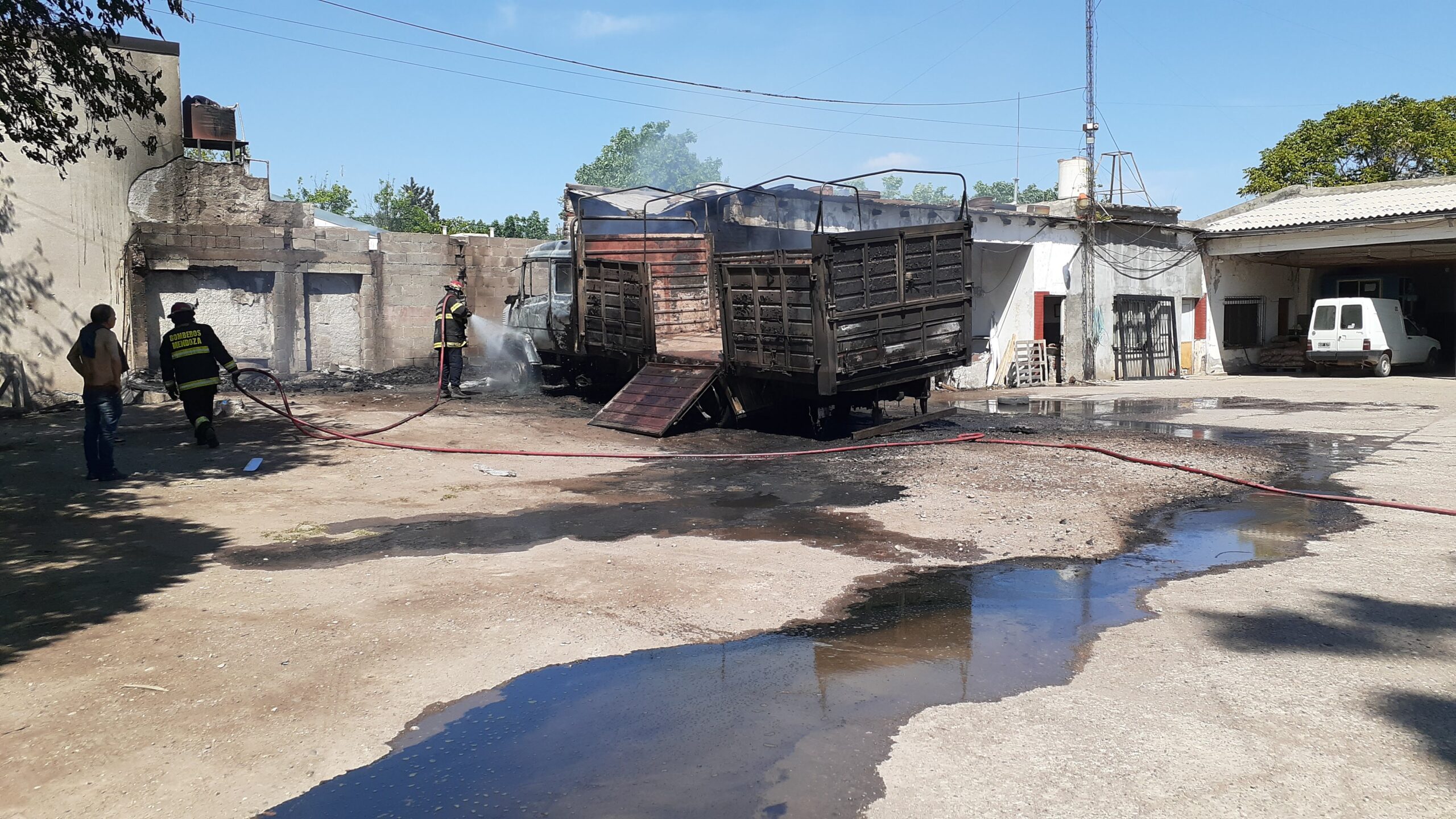 Daños totales en un camión que se incendió en un galpón