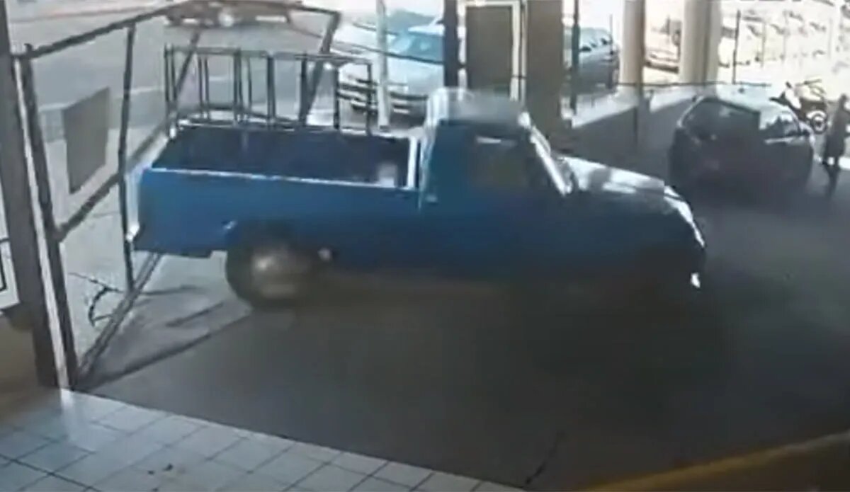Video: un infractor derribó con su camioneta el portón municipal para sacar el vehículo secuestrado