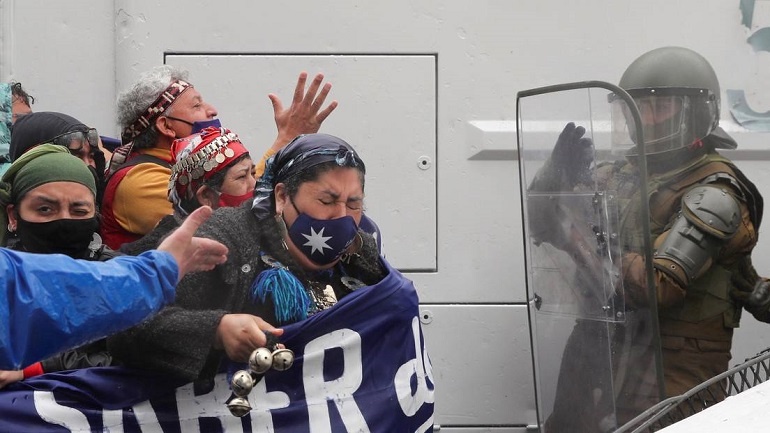 Un muerto y 17 heridos dejan choques entre la Policía y activistas mapuches durante una marcha en Santiago de Chile (VIDEO)