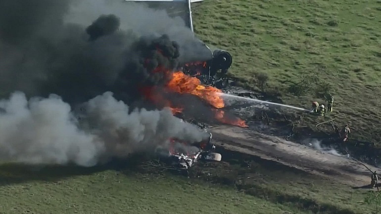 Se estrella y se incendia en Texas un avión con 21 personas a bordo y todas sobreviven