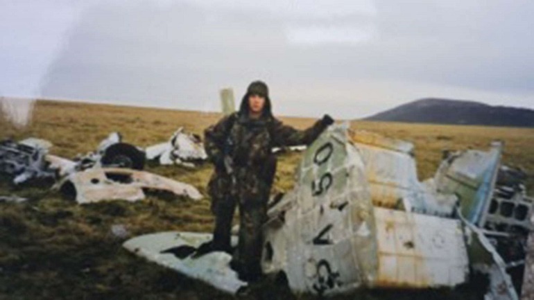 La historia de David Richardson, el soldado británico que devolverá los restos de un avión argentino derribado durante la guerra de las Malvinas