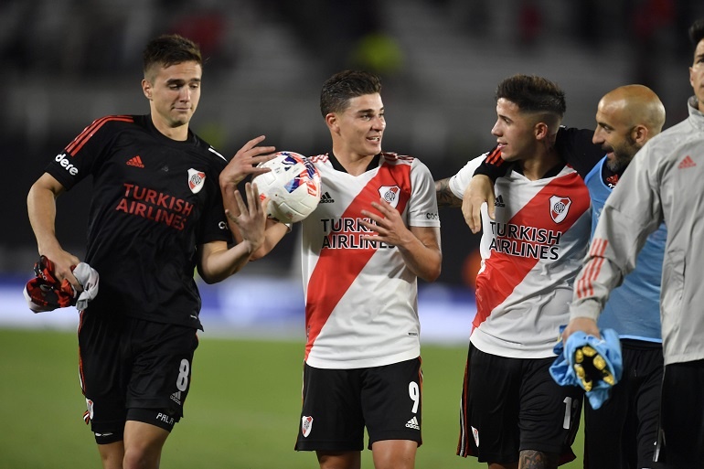 Con un póker de Julián Álvarez, el líder River goleó a Patronato en el Monumental