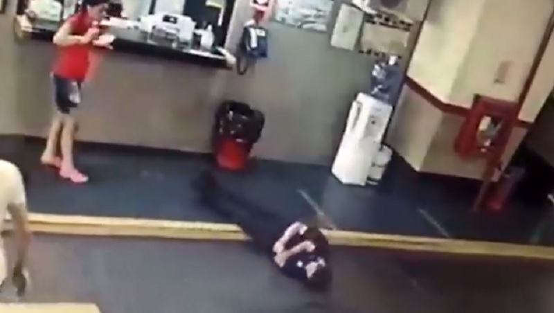 Golpeó y dejó inconsciente a un playero de un estacionamiento porque encontró el auto rayado