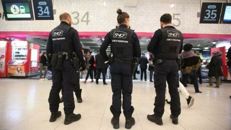 Al grito de “Alá es grande” un terrorista atacó a policías a cuchillazos en París