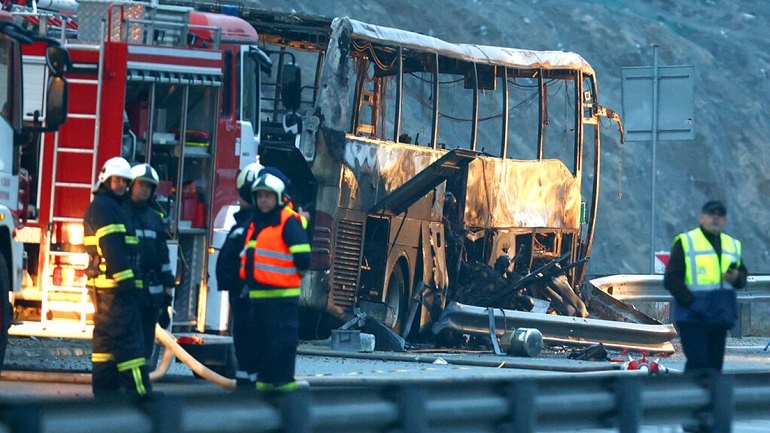“El conductor murió en el acto, con lo que no había nadie que pudiera abrir las puertas”: 46 personas fallecen calcinadas en un autobús en Bulgaria