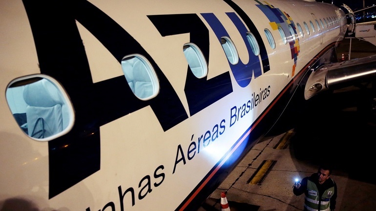 Pánico en la pista: Más de 130 pasajeros huyen despavoridos de un avión en Brasil tras gritar las azafatas que va a explotar (VIDEO)