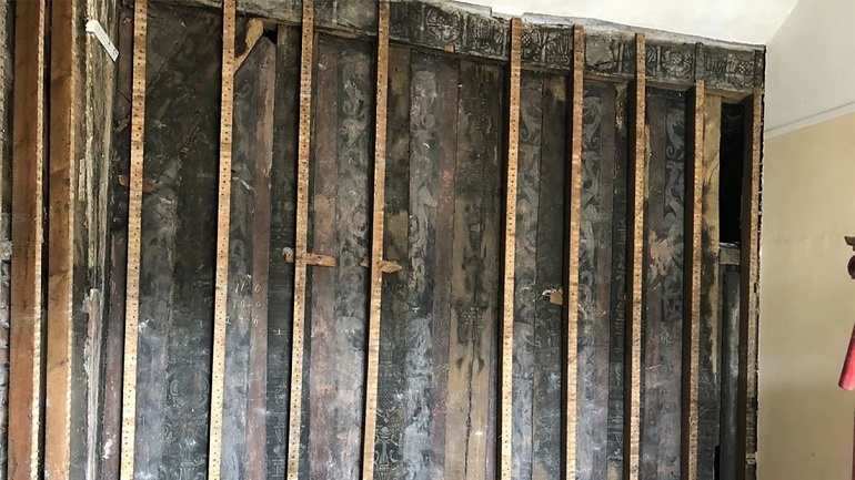 Hallan tras el yeso de una casa señorial pinturas de pájaros dentados y grifos que rugen, una “máquina del tiempo” a la Inglaterra del siglo XVI