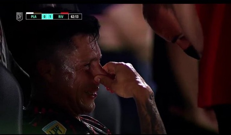 Enzo Pérez sufrió una dura lesión en el codo y se largó a llorar sin consuelo en el banco de suplentes