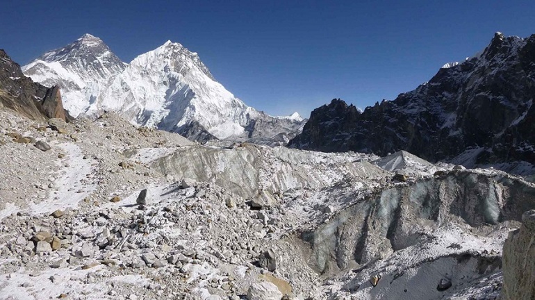 Murieron al menos 20 personas al caer un micro de un barranco en la región de los Himalaya