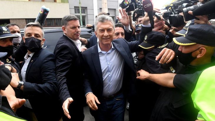 Mauricio Macri atacó a un cronista de C5N y rompió un micrófono