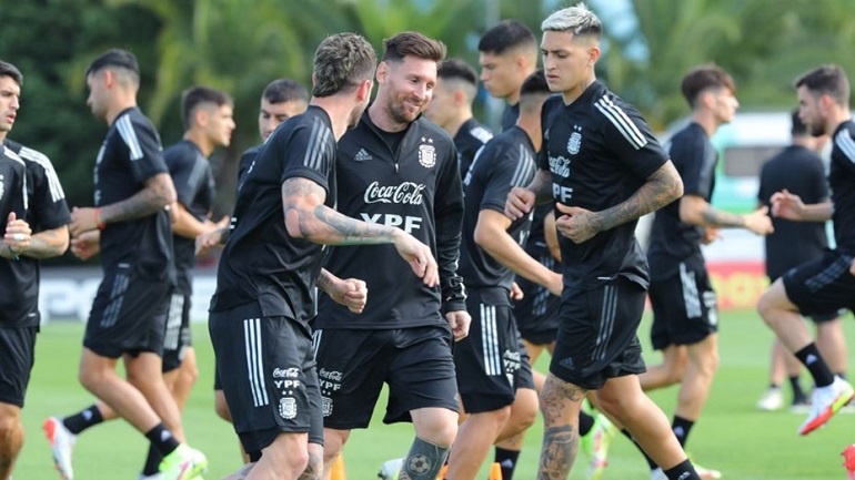 Lionel Messi entrenó a la par de sus compañeros y podría ser titular ante Uruguay