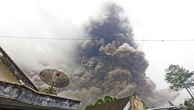 La impresionante erupción de un volcán en la isla de Java: hay un muerto y mas de 40 heridos