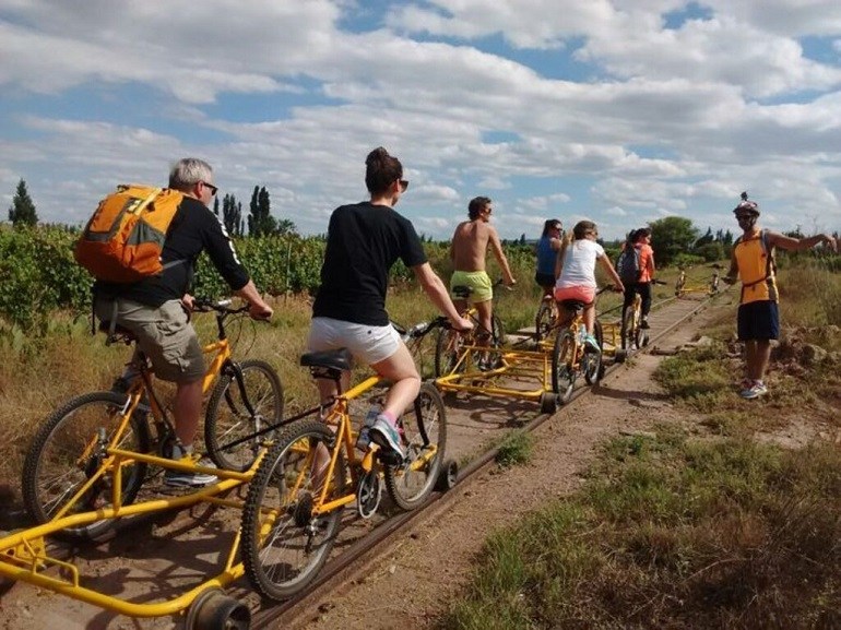 Mendoza quiere regular el turismo de experiencias: glamping, bicitren y hasta propuestas gastronómicas