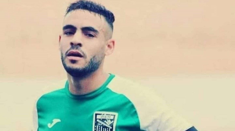 Conmoción en el fútbol: un jugador murió por un golpe en la cabeza en pleno partido en Argelia