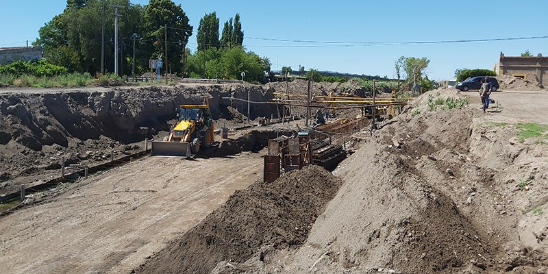 Avanza la construcción del puente de calle Centenario y 13