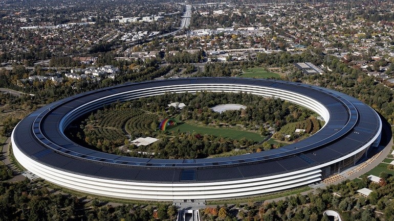Apple habría pagado a algunos de sus ingenieros hasta 180.000 dólares en acciones para que no migren a Meta