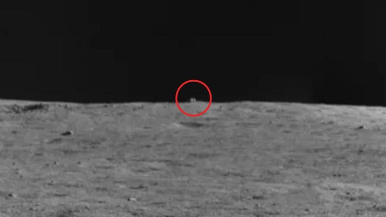 FOTO: El ‘rover’ chino Yutu-2 detecta una “cabaña misteriosa” con forma de cubo en el horizonte de la cara oculta de la Luna