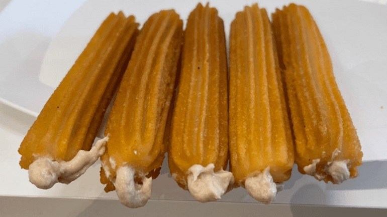 Tras el pan dulce salado, aparecieron los churros con vitel toné y estalló la polémica