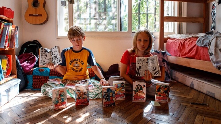 Con detalles mínimos e historias realistas, el manga atrapa a los lectores jóvenes argentinos