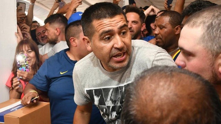 Al fin: tras el escándalo de la “intoxicación”, Riquelme pasa la escoba en Boca y se van varios