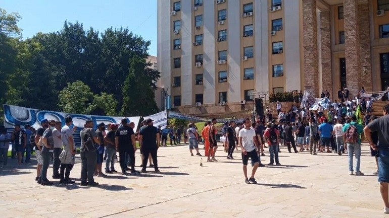 La UOCRA marchó para reclamarle a Suarez que reactive la minería en Mendoza