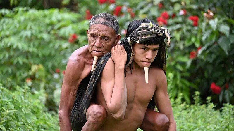 Covid: la potente imagen del joven que cargó a su padre durante 6 horas para que lo vacunaran