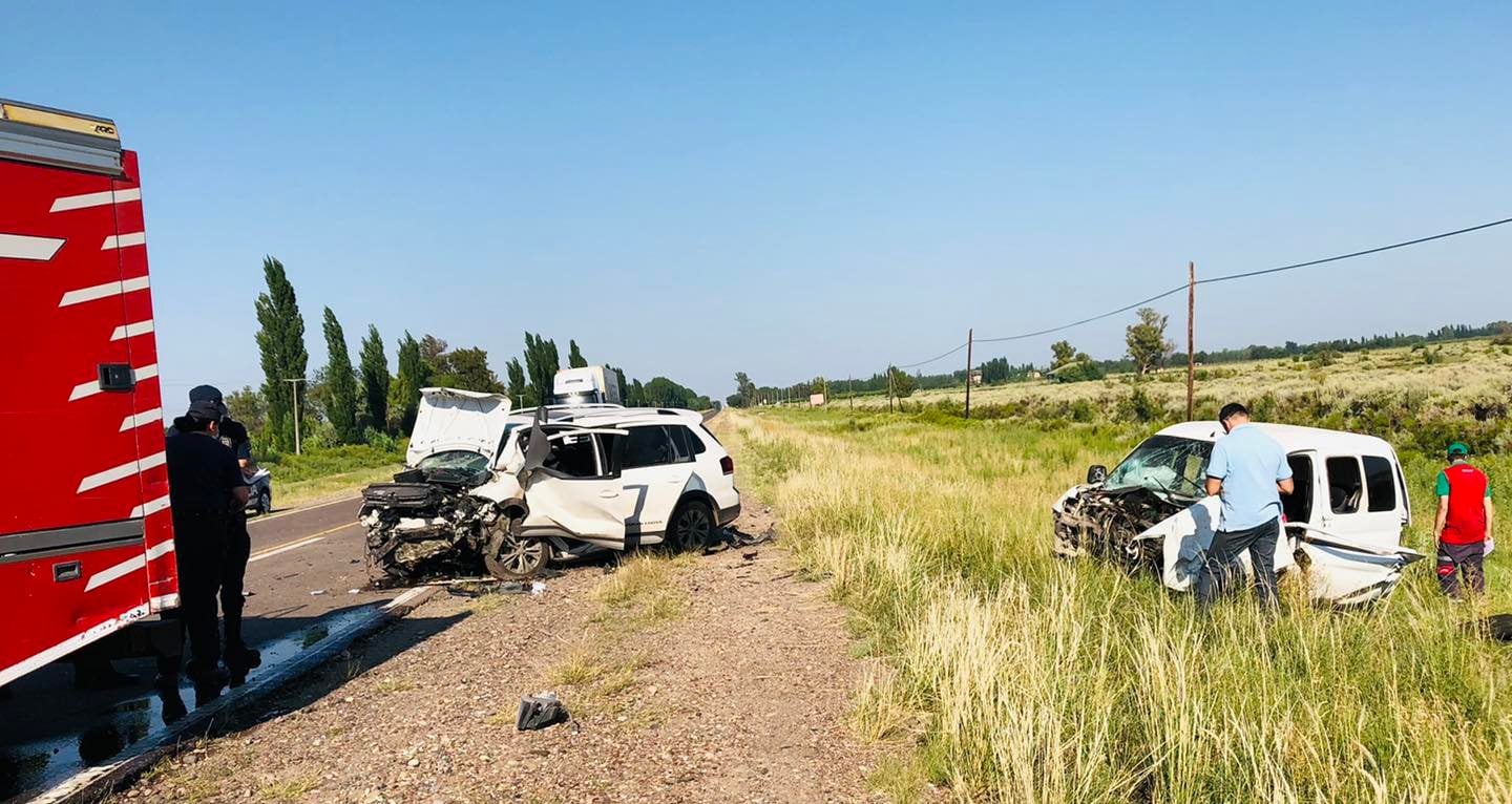 Dos automóviles chocaron de frente en Ruta 188