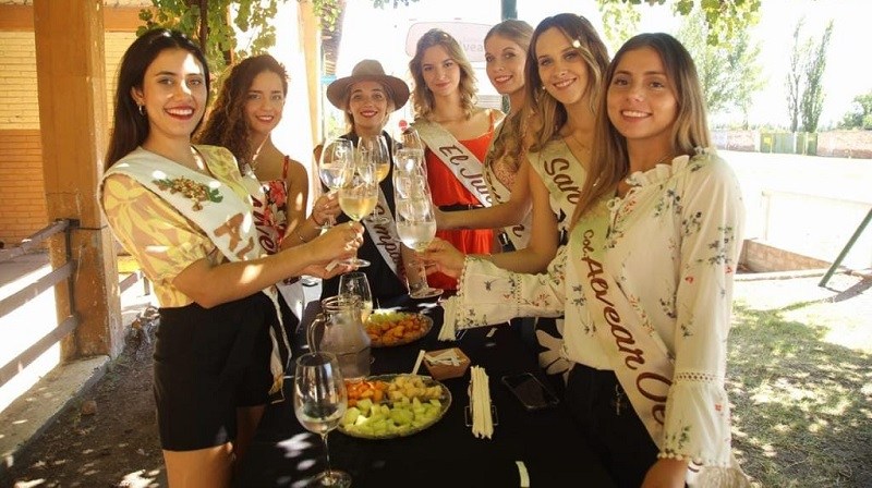 Las reinas de paseo en la previa de la “Bendición de los Frutos”
