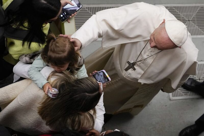 Fuerte crítica del Papa a las parejas que “no quieren tener hijos, pero tienen dos perros y dos gatos”