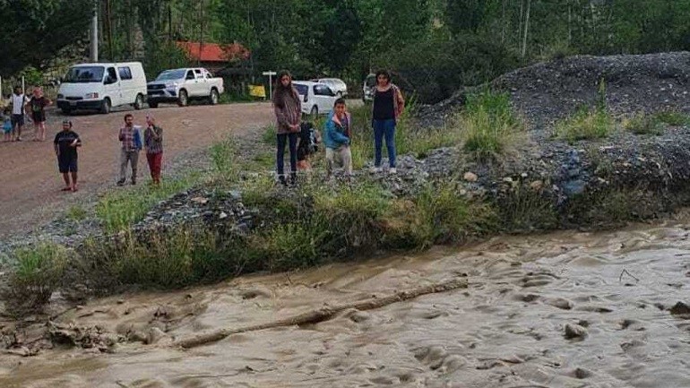 Video y fotos: las tormentas en alta montaña causaron un alud en Potrerillos